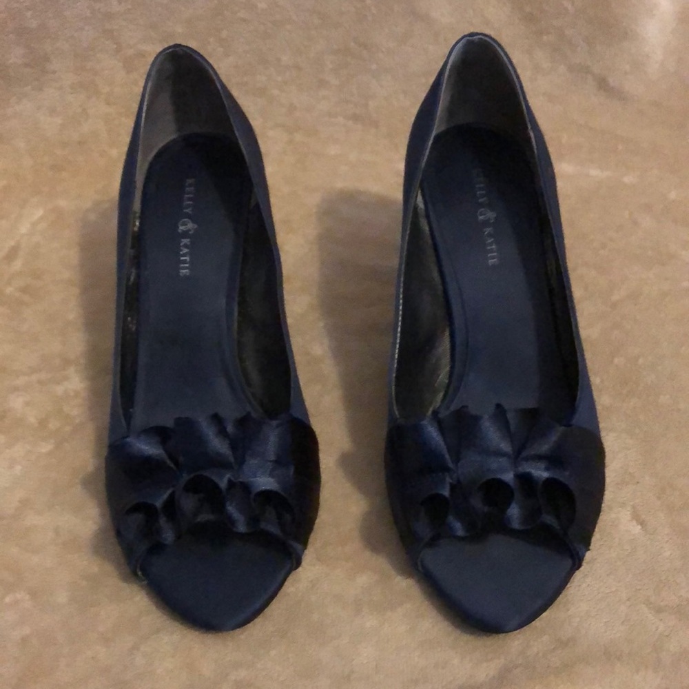 Kelly & Katie size 8 wide Navy Dahlia heels